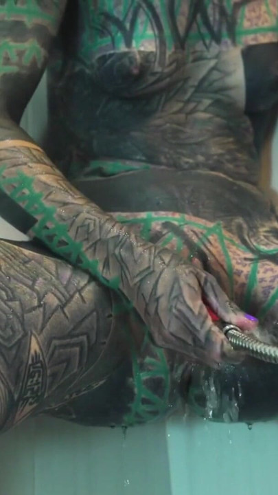 Modelo fortemente tatuada, intensa masturbação anal no chuveiro | Clipe 1