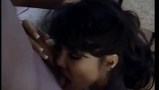 Tante di-fingering dan dijilat di sofa