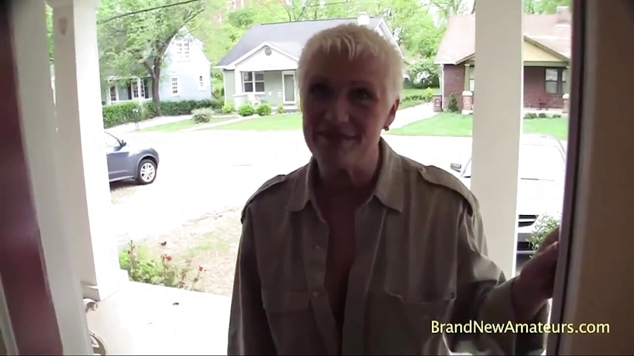 Napaljena plavokosa milfa Sonja uživa u sisanju i jahanju ogromnog kurca da ga pomuze!