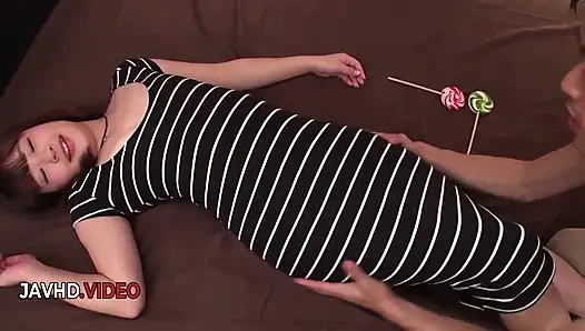 Amatör genç Rino Momoi'nin patlamalı seks seansı öncesi ateşli Asyalı oral seksi