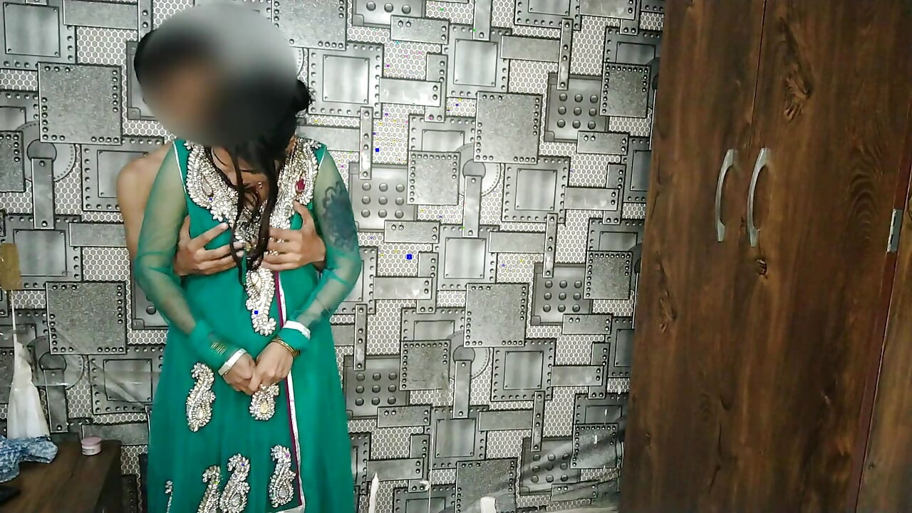 Indian gaane par couple ki romantic sec bed par Sola kar