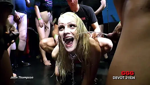 Devot Sperma & Pisse - Devote Schlampen Sind in Sperma Und Pisse Durchnässt