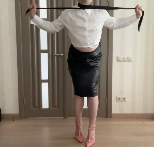 Femboy bdsm se engasgando com saia midi de couro e blusa branca de secretária se masturbando e gozando de salto alto