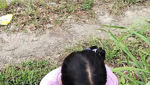 Aku pengen banget nyepong kontolnya dan minta dia ngentot aku di luar ruangan, aku suka banget