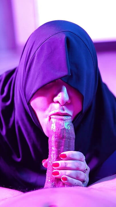 Rakaman dekat awek Arab miang blowjob mendalam taboo