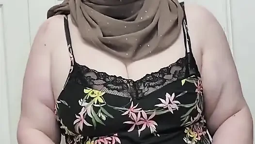 Tesettürümü açık bırakıyorum ama kıyafetlerimin geri kalanını çıkarıyorum