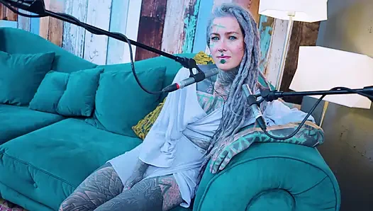 J - Jelousy hakkında konuşuyorum - asmr podcast sfw konuşuyor gotik sıska kız dreadlocks dövmeli model dövmeli kız