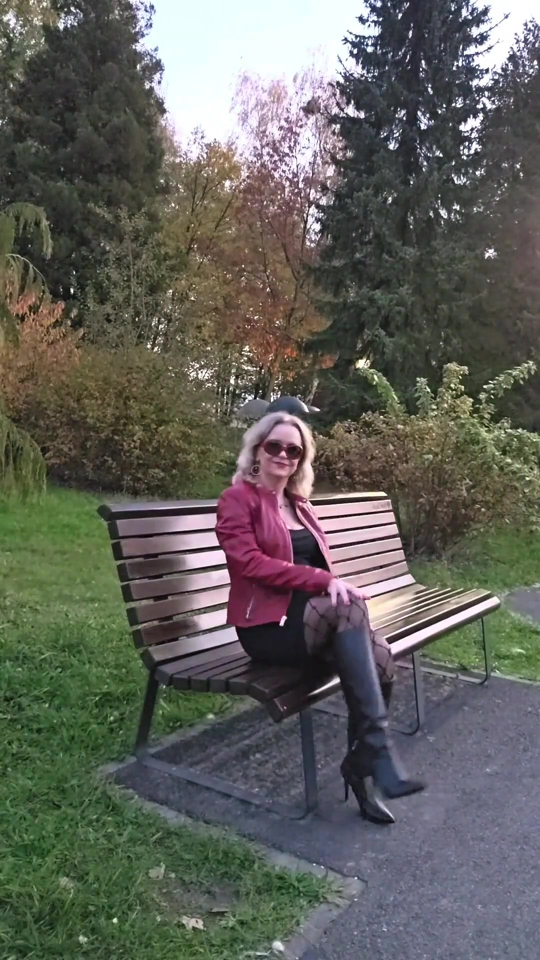 红色皮夹克和黑色皮靴