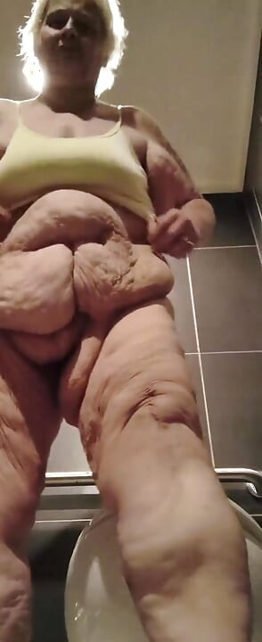 Weenie si cewek sange dengan memek super semok ini dientot habis-habisan sampai mengerang keenakan!