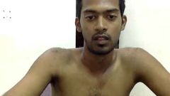 Горячий индийский мужчина обнаженный в комнате с перерывами показывает его хуй