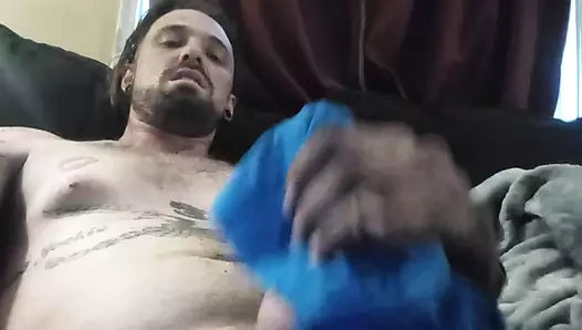Arkadaşlarının kız arkadaşının külotuyla mastürbasyon yapıyor