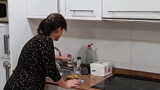 У него нет наличных денег, чтобы оплатить заказ, и они трахаются