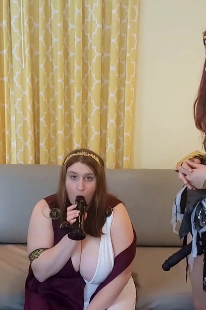 Režiséři stříhá starořímskou párty se třemi dívkami s černými ptáky