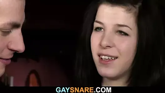 Une fille regarde son pote gay baiser son trou vierge
