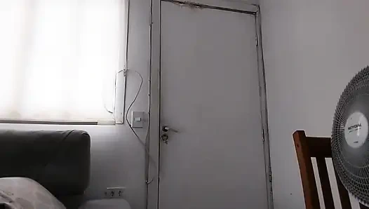 Sepasang cantik besar dan tentu saja membuka kaki mereka untuk memamerkan katak ini.