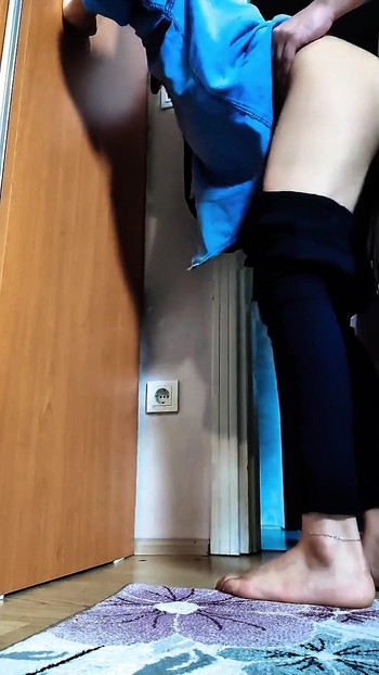 एक प्रबंधक काम पर अपने घूंघट सहायक को चोदता है । क्लिप 2