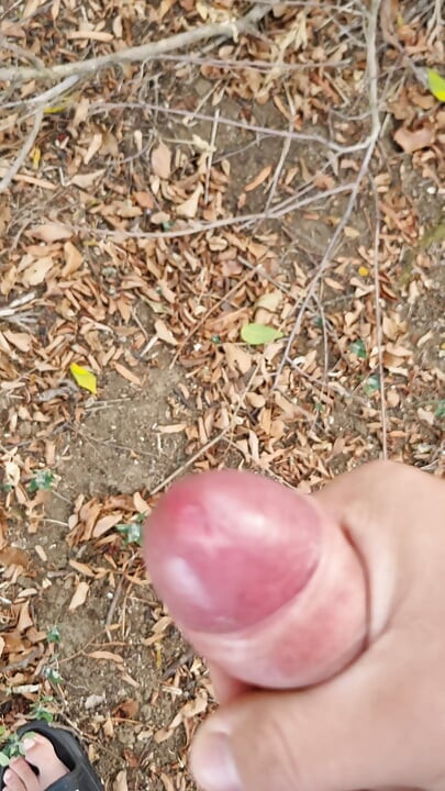 Pișare pe marginea drumului și apoi spermă mare.