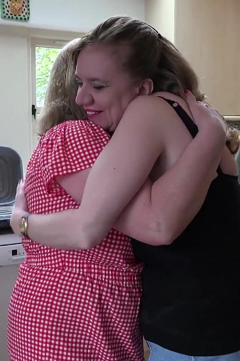 Lily May & Trisha Piss