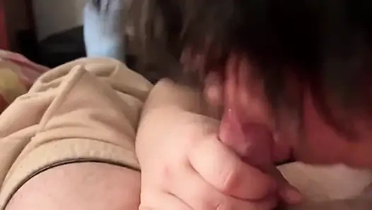 Schlampiges amateur-selbstgedrehtes paar blowjob (kein abspritzen)