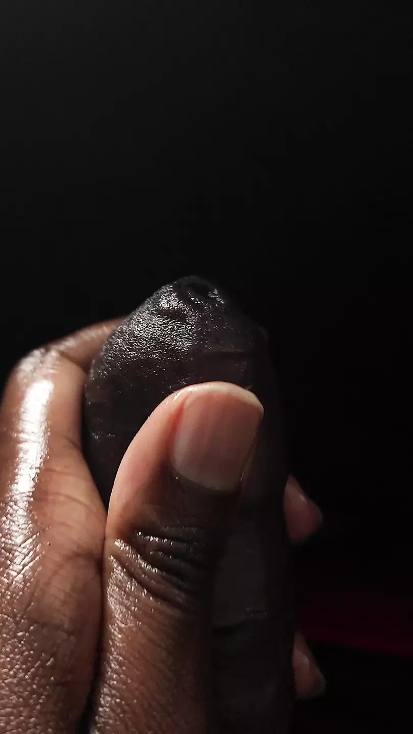 Une bite veineuse noire non circoncise palpite