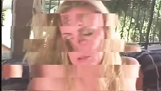 Pirang Panas Menyemprotkan Di Wajah