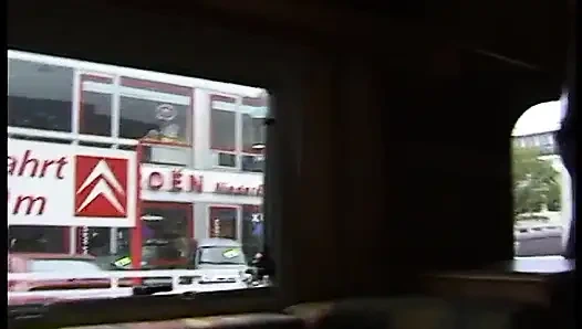 Sarışın genç kız üçlü grup sekste arabada sikiliyor