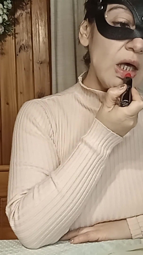 Maggy aplica lápiz labial