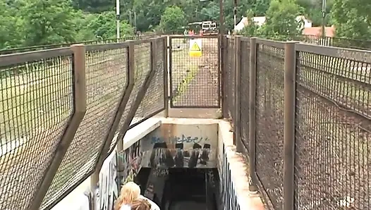 Seks di luar ruangan yang berbahaya untuk pasangan muda yang sange