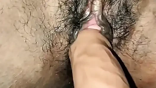 Boudi'nin amcığı yıkanarak sikilmediği için su sahte çamaşırla ıslaktı