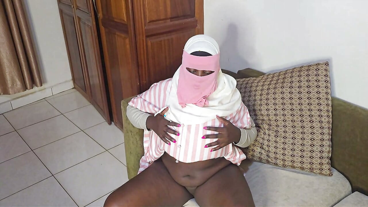 skinula je nikab pa je brzo prstima radila po pički, bila je sama kod kuće