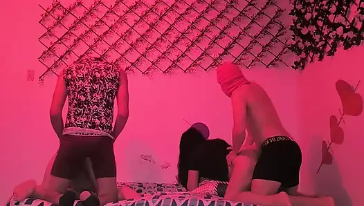 İki çift Hindistanlı ucuz fahişelerle aynı anda sikişiyor