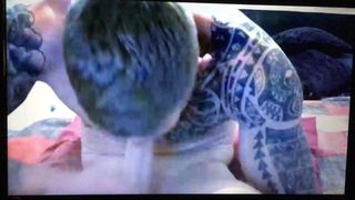 Ragazzo muscoloso tatuato dritto che succhia il bordo del suo grosso cazzo