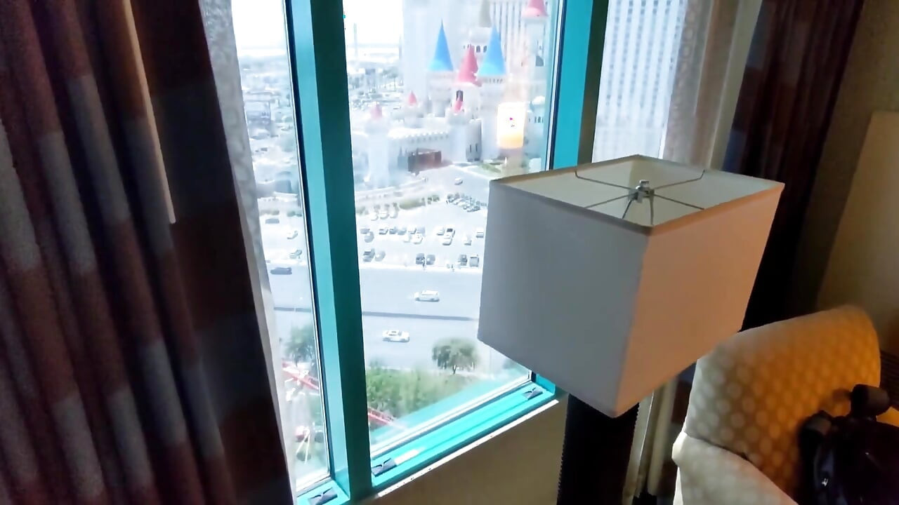 J’ai partagé une chambre avec une fille sexy du travail pendant notre voyage d’affaires et tout ce qu’elle voulait faire était de baiser tout le temps