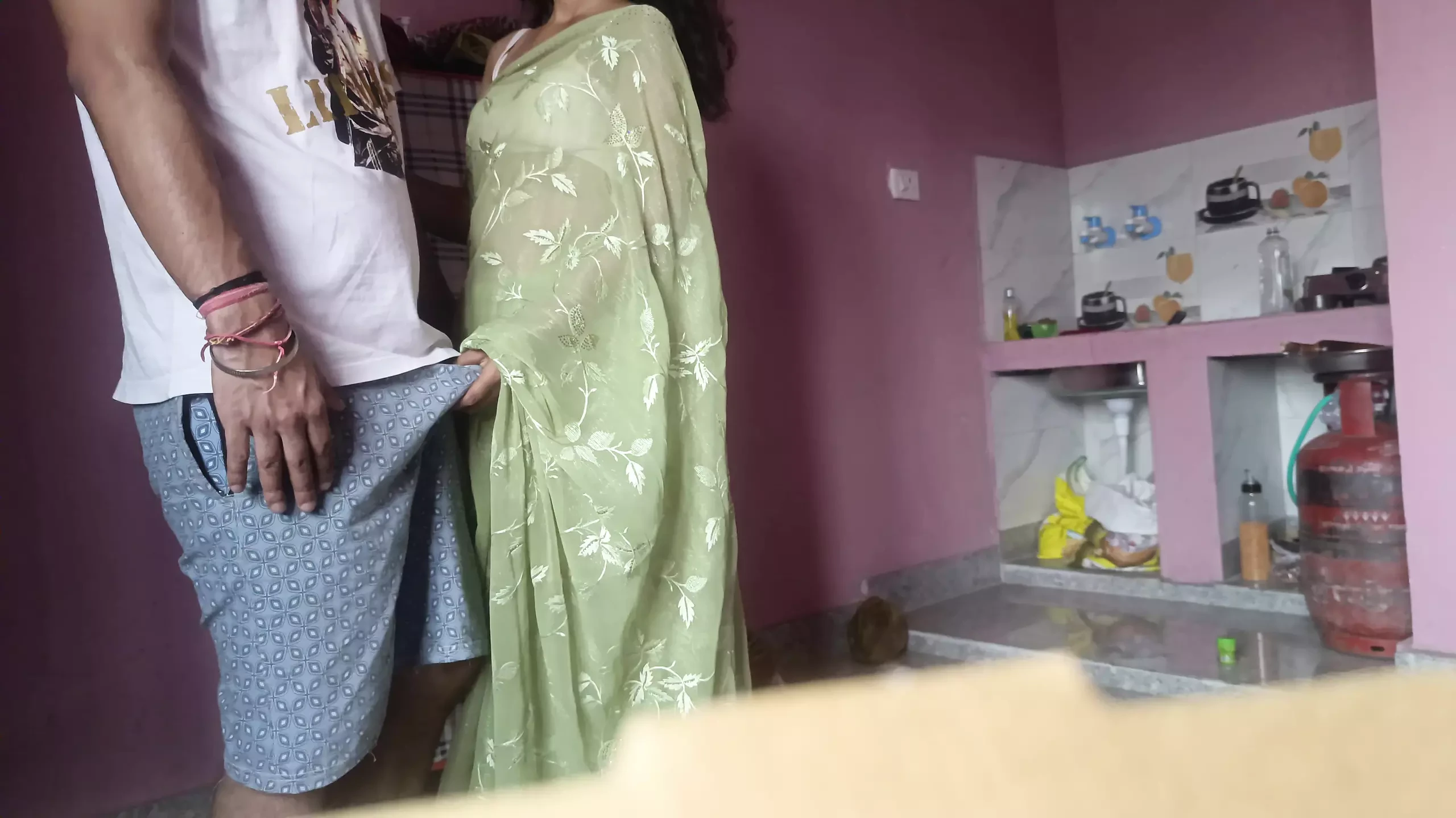 saree bhabhi น่ารักซุกซนกับ devar ของเธอเพื่อเย็ดตูดจัดหนักและจัดหนักหลังนวดน้ําแข็งบนหลังเธอ