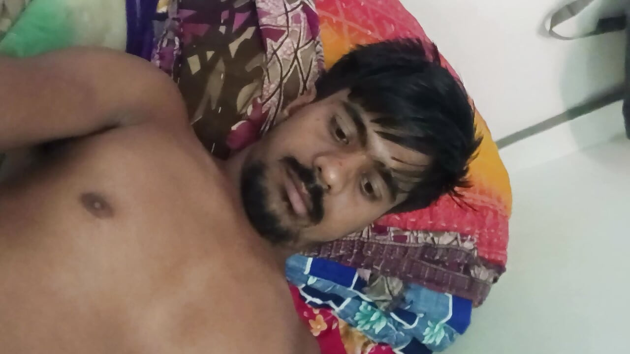 आदमी घर पर हस्तमैथुन कर रहा है