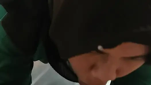 Kadın öğretmen birlikteydi, bu yüzden erkek arkadaşını bulmak için eve acele etti.