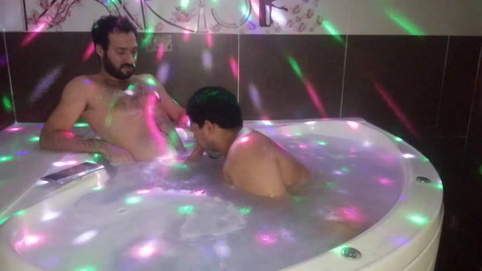 PARTE 2 IL GIOVANE ORSO MI HA VISITATO DI NUOVO PER PROVARE LA JACUZZI