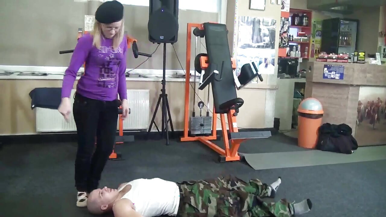 Ξανθιά πουτάνα με γυαλιά και ο σκλάβος της στο γυμναστήριο