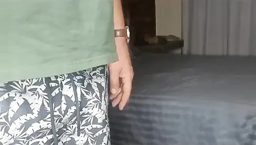 Cewek sange ini lagi asik muasin memeknya pakai dildo sampai orgasme bergetar