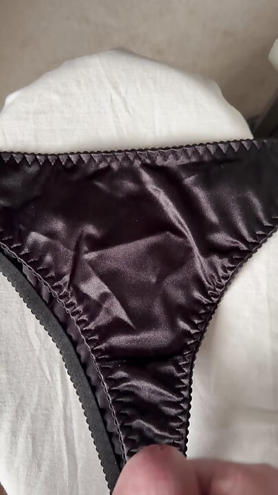 Crot di celana dalam istri 17
