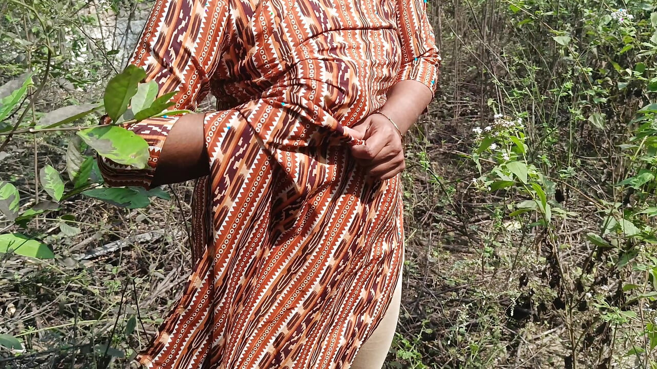 College couples enjoying outdoor fucking