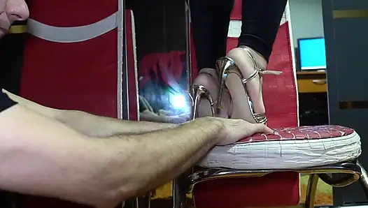 Mit füßen auf die hände trampelt