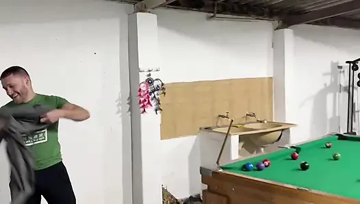 Bay Carmona ve Victor Ferraz çıplak bilardo oynuyor