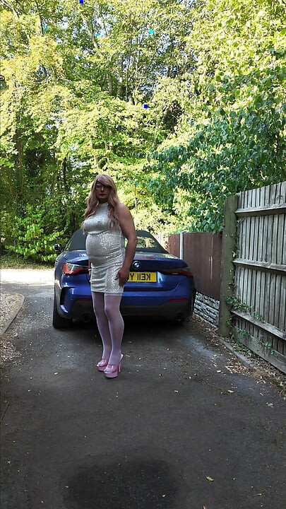 Crossdresser kellycd2022 în ciorapi albi sexy și tocuri