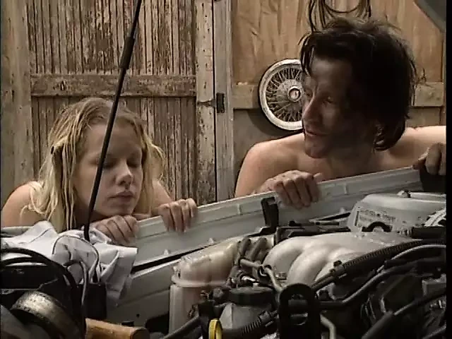 甜美的金发女郎被热辣的机械师操