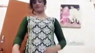 Radhika montre ses gros seins et sa chatte - une desi indienne se fait doigter