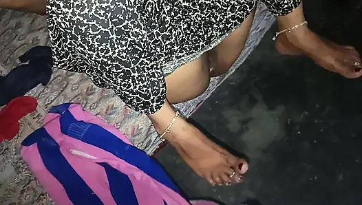 Nettes indisches bhabhi mit saftigen lippen leckt und lutscht großen schwanz und genießt ficken im doggystyle