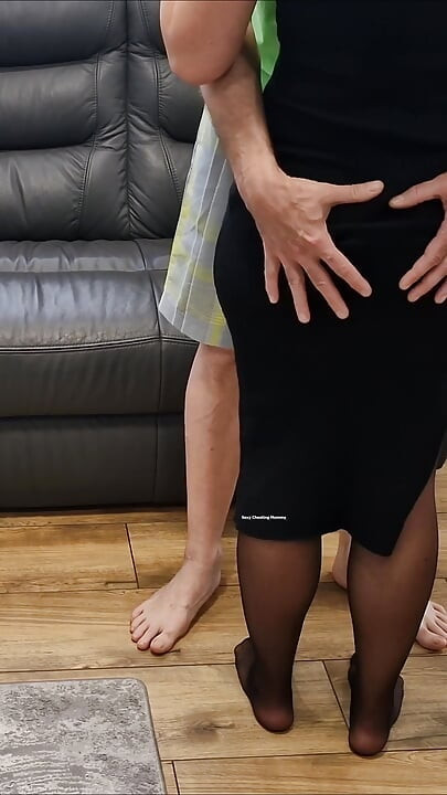 Varajuća žena na brzinu se sa susjedom u našoj dnevnoj sobi