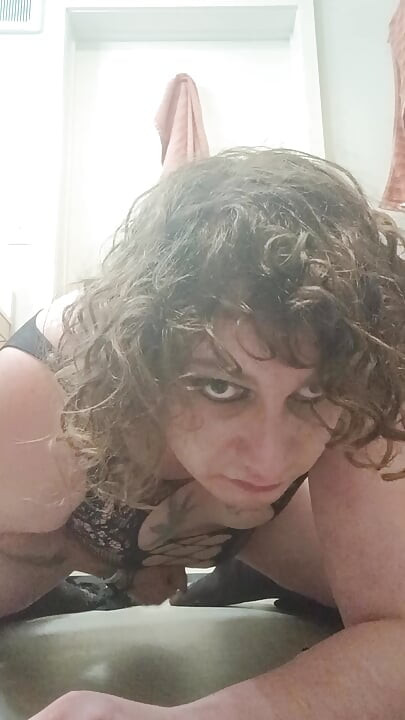 Kadın kılıklı Danielle vibratörü gerçekten seviyor