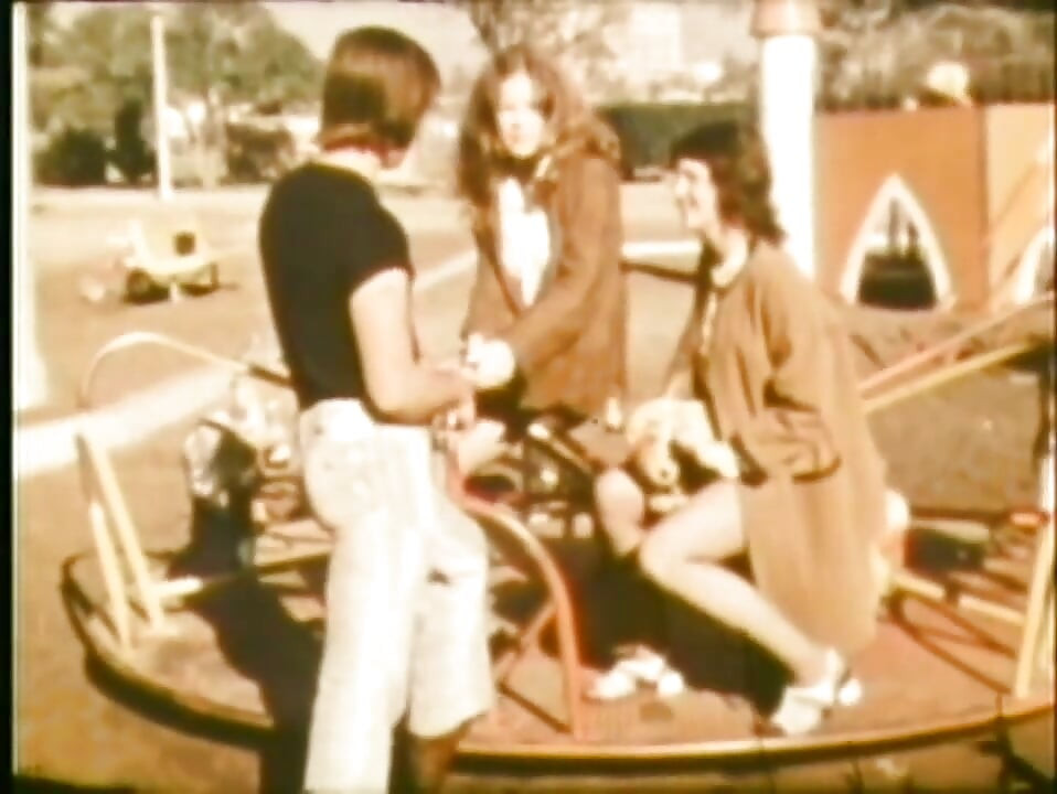 Vintage καυτή καλλονή καβαλάει ένα μεγάλο πούτσο